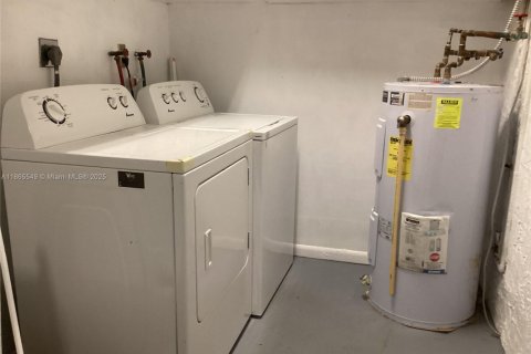 House in Miami, Florida 3 bedrooms, 141.58 sq.m. № 1897693 - photo 24