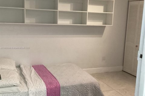 House in Miami, Florida 3 bedrooms, 141.58 sq.m. № 1897693 - photo 22