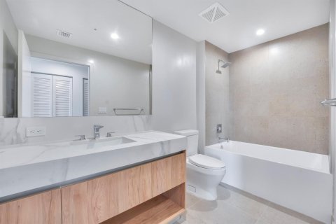 Condo in Miami, Florida, 2 bedrooms  № 2087524 - photo 13