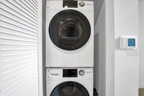 Condo in Miami, Florida, 2 bedrooms  № 2087524 - photo 14