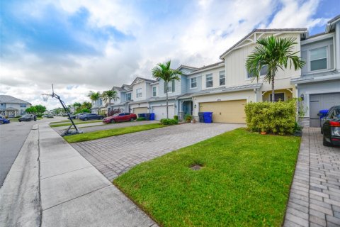 Adosado en alquiler en Hollywood, Florida, 3 dormitorios, 164.34 m2 № 1943647 - foto 2