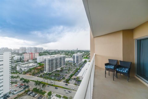 Condo in Hallandale Beach, Florida, 1 bedroom  № 2422038 - photo 3