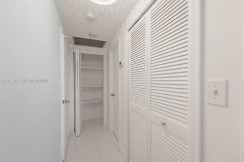 Condo in Hallandale Beach, Florida, 1 bedroom  № 2422038 - photo 25