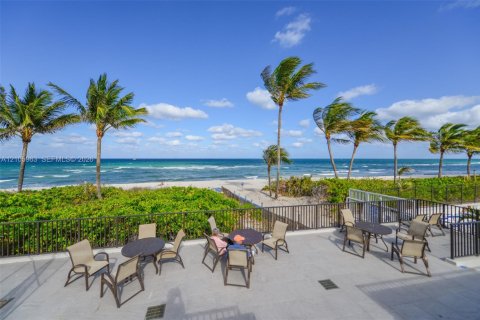 Condo in Hallandale Beach, Florida, 1 bedroom  № 2422038 - photo 30