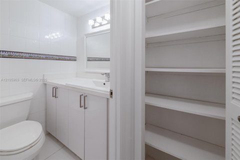 Condo in Hallandale Beach, Florida, 1 bedroom  № 2422038 - photo 19