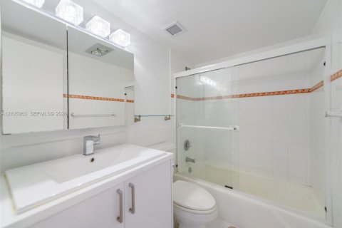 Condo in Hallandale Beach, Florida, 1 bedroom  № 2422038 - photo 24