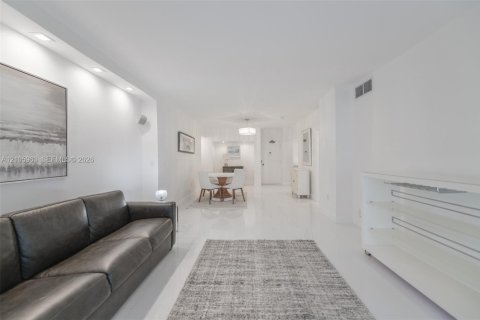 Condo in Hallandale Beach, Florida, 1 bedroom  № 2422038 - photo 11