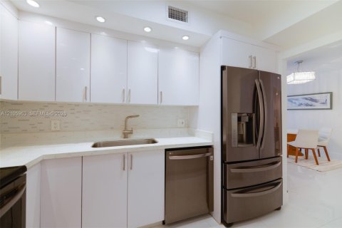 Condo in Hallandale Beach, Florida, 1 bedroom  № 2422038 - photo 17
