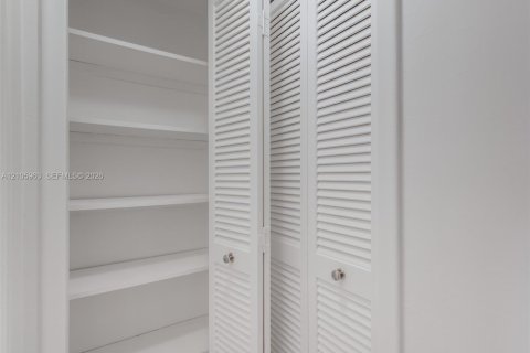 Condo in Hallandale Beach, Florida, 1 bedroom  № 2422038 - photo 18