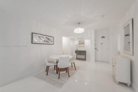 Condo in Hallandale Beach, Florida, 1 bedroom  № 2422038 - photo 12