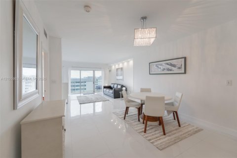 Condo in Hallandale Beach, Florida, 1 bedroom  № 2422038 - photo 5