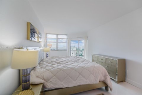 Condo in Hallandale Beach, Florida, 1 bedroom  № 2422038 - photo 21