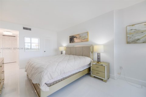 Condo in Hallandale Beach, Florida, 1 bedroom  № 2422038 - photo 22