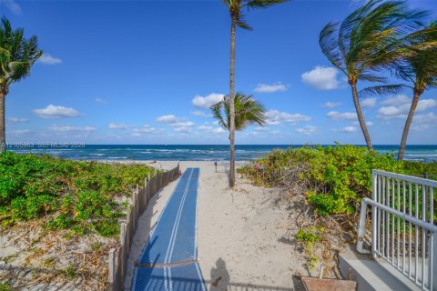 Condo in Hallandale Beach, Florida, 1 bedroom  № 2422038 - photo 29