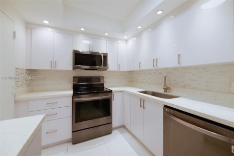 Condo in Hallandale Beach, Florida, 1 bedroom  № 2422038 - photo 16