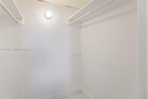 Condo in Hallandale Beach, Florida, 1 bedroom  № 2422038 - photo 23