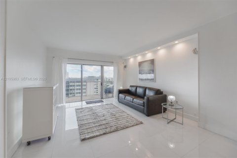 Condo in Hallandale Beach, Florida, 1 bedroom  № 2422038 - photo 7