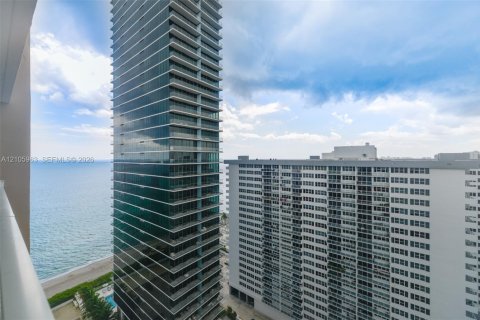 Condo in Hallandale Beach, Florida, 1 bedroom  № 2422038 - photo 2