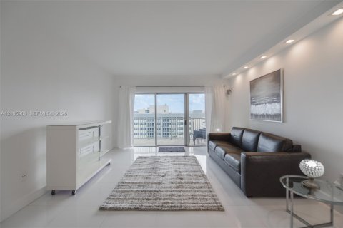 Condo in Hallandale Beach, Florida, 1 bedroom  № 2422038 - photo 9