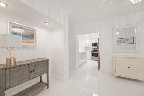 Condo in Hallandale Beach, Florida, 1 bedroom  № 2422038 - photo 14