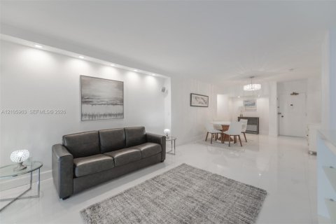 Condo in Hallandale Beach, Florida, 1 bedroom  № 2422038 - photo 10
