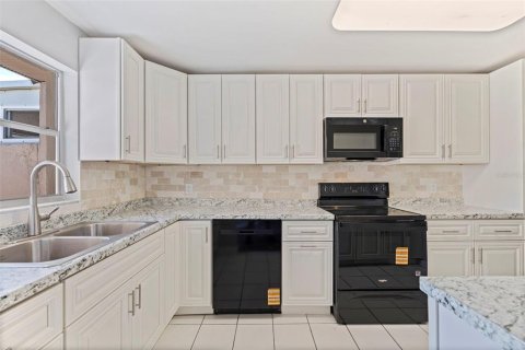 Condo in Saint Petersburg, Florida, 2 bedrooms № 2231728 - photo 5