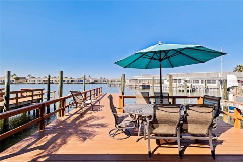 Condo in Saint Petersburg, Florida, 2 bedrooms № 2231728 - photo 27