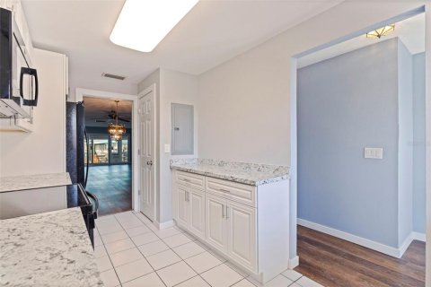Condo in Saint Petersburg, Florida, 2 bedrooms № 2231728 - photo 7