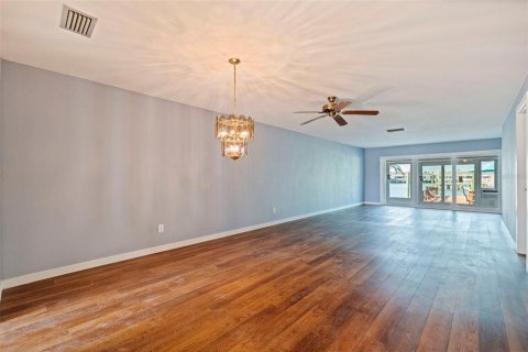Condo in Saint Petersburg, Florida, 2 bedrooms № 2231728 - photo 9