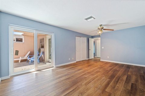 Condo in Saint Petersburg, Florida, 2 bedrooms № 2231728 - photo 25