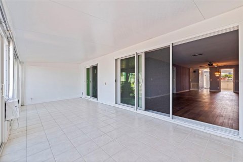 Condo in Saint Petersburg, Florida, 2 bedrooms № 2231728 - photo 21