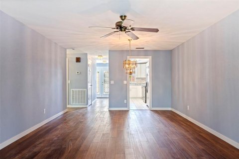 Condo in Saint Petersburg, Florida, 2 bedrooms № 2231728 - photo 11