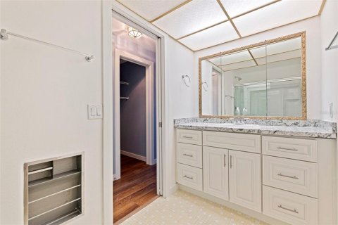 Condo in Saint Petersburg, Florida, 2 bedrooms № 2231728 - photo 22