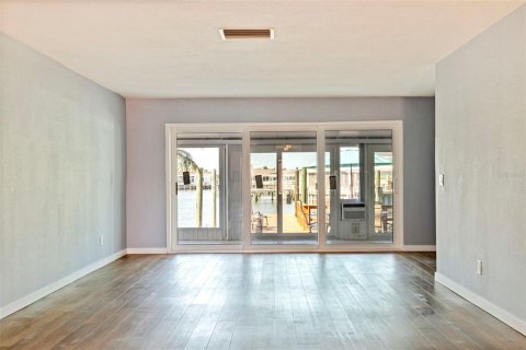 Condo in Saint Petersburg, Florida, 2 bedrooms № 2231728 - photo 12