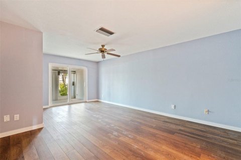 Condo in Saint Petersburg, Florida, 2 bedrooms № 2231728 - photo 17