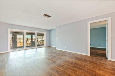 Condo in Saint Petersburg, Florida, 2 bedrooms № 2231728 - photo 13