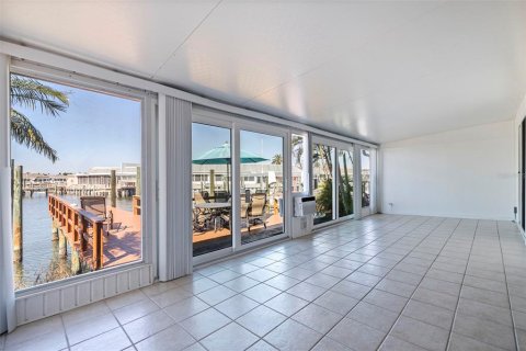 Condo in Saint Petersburg, Florida, 2 bedrooms № 2231728 - photo 19