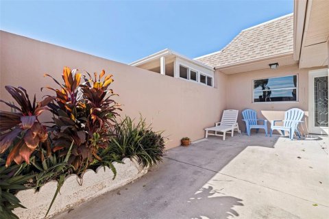 Condo in Saint Petersburg, Florida, 2 bedrooms № 2231728 - photo 2