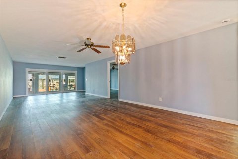 Condo in Saint Petersburg, Florida, 2 bedrooms № 2231728 - photo 10