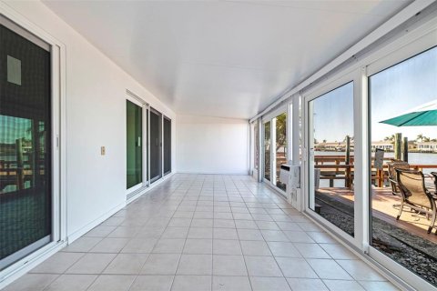 Condo in Saint Petersburg, Florida, 2 bedrooms № 2231728 - photo 20