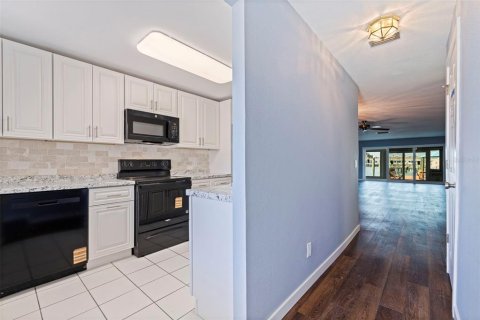 Condo in Saint Petersburg, Florida, 2 bedrooms № 2231728 - photo 4