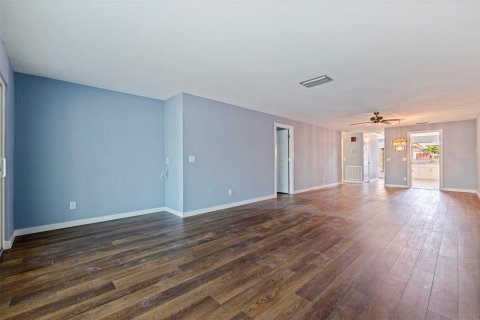 Condo in Saint Petersburg, Florida, 2 bedrooms № 2231728 - photo 14