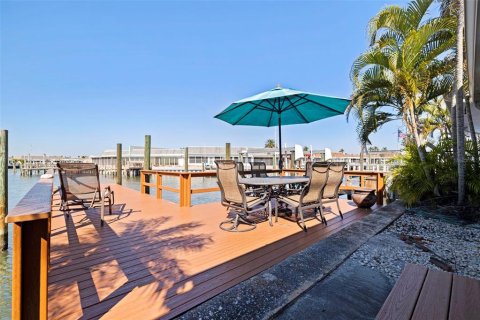 Condo in Saint Petersburg, Florida, 2 bedrooms № 2231728 - photo 29