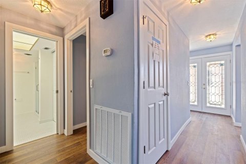 Condo in Saint Petersburg, Florida, 2 bedrooms № 2231728 - photo 24