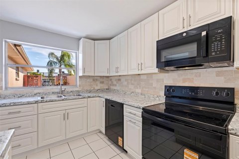 Condo in Saint Petersburg, Florida, 2 bedrooms № 2231728 - photo 6