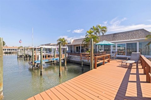 Condo in Saint Petersburg, Florida, 2 bedrooms № 2231728 - photo 30