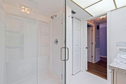 Condo in Saint Petersburg, Florida, 2 bedrooms № 2231728 - photo 28