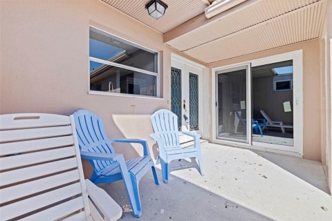 Condo in Saint Petersburg, Florida, 2 bedrooms № 2231728 - photo 3