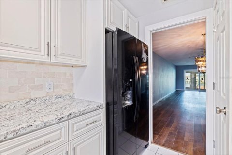 Condo in Saint Petersburg, Florida, 2 bedrooms № 2231728 - photo 8
