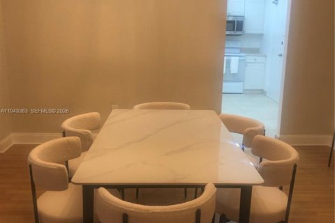 Copropriété à vendre à Bal Harbour, Floride: 2 chambres, 133.22 m2 № 1999596 - photo 2